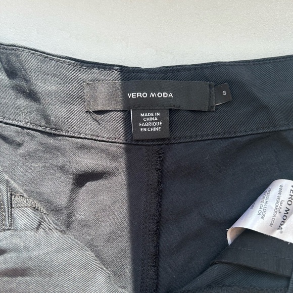 Vero Moda Black Shorts - Picture 2 of 3